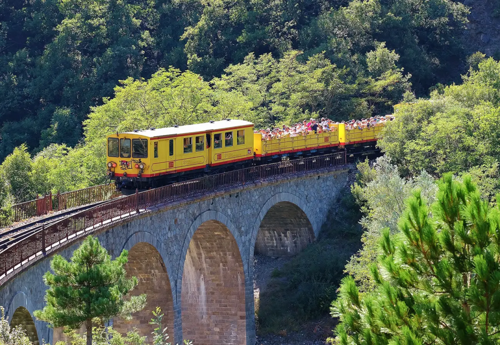 Le train jaune touristique pour visiter les beaux paysages des Pyrénées